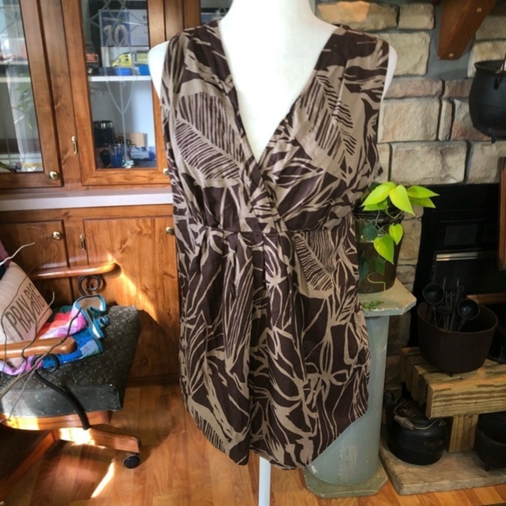 A.N.A SIZE LARGE BROWN AND TAN SLEEVELESS BLOUSE